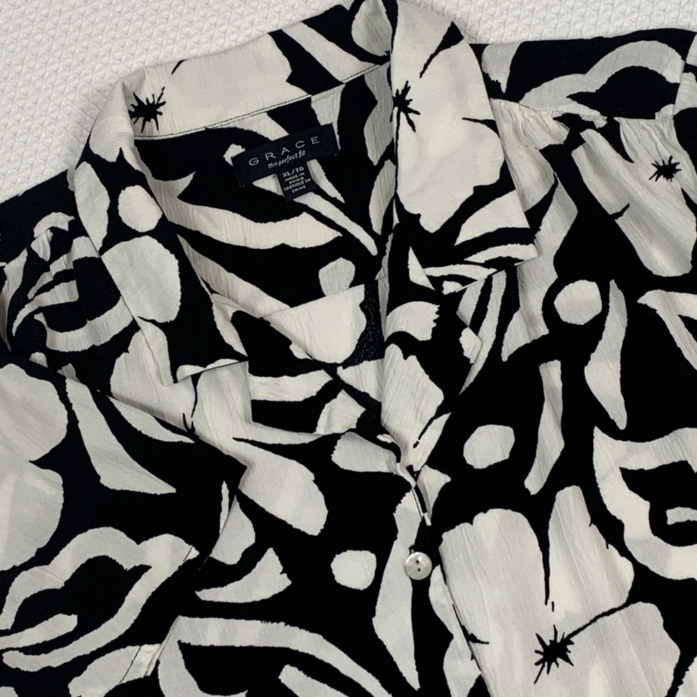 Grace The Perfect Fit Women's XL Black White Floral Camp Shirt Short Sleeve